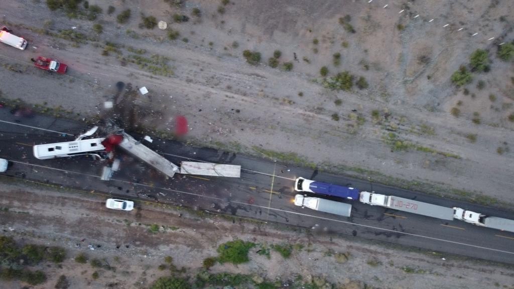 Mueren 16 personas en choque de autobús y tráiler en Sonora
