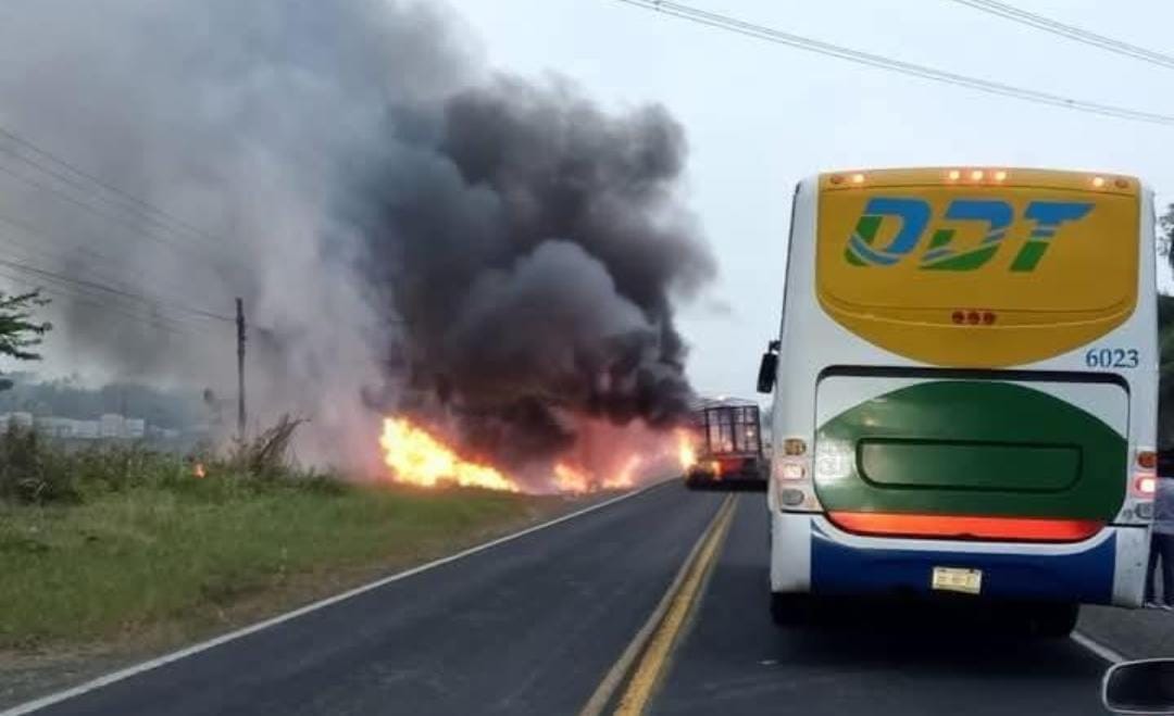 Choque de tractocamiones provoca incendio en Venustiano Carranza