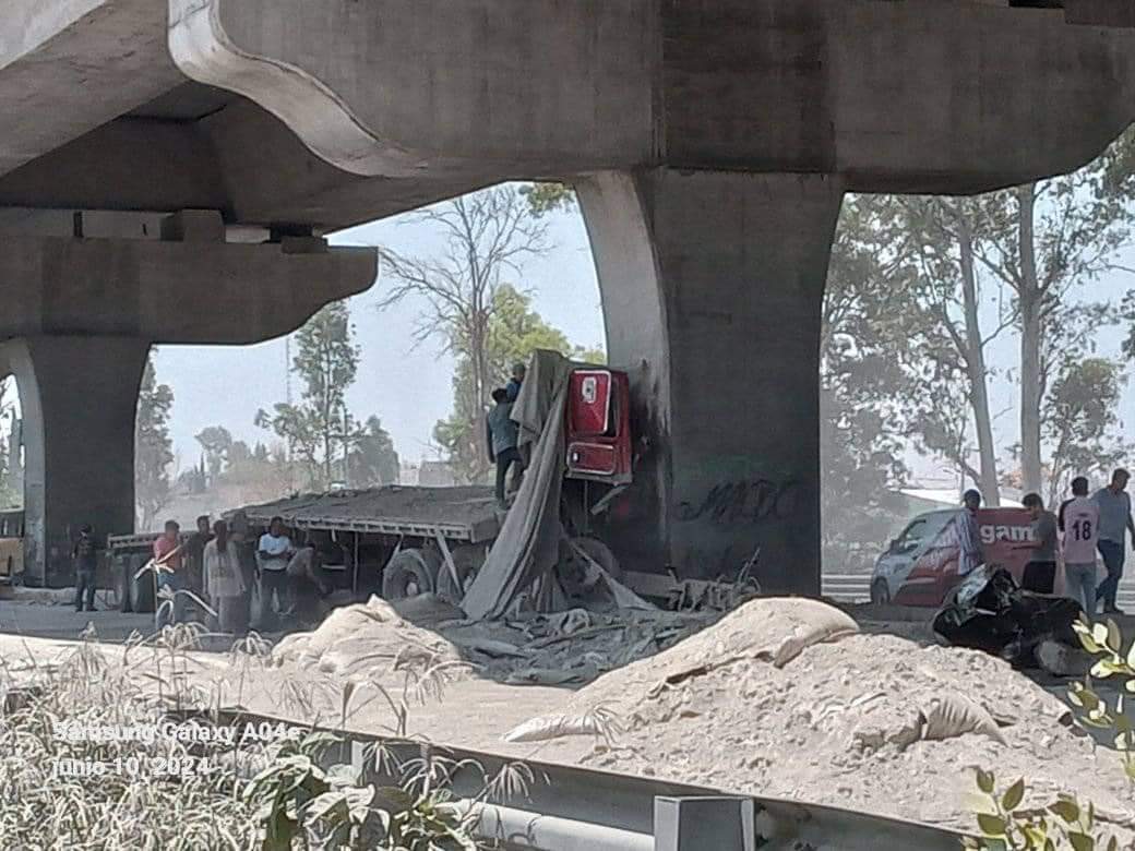 Muere prensado conductor de camión sobre la México-Puebla