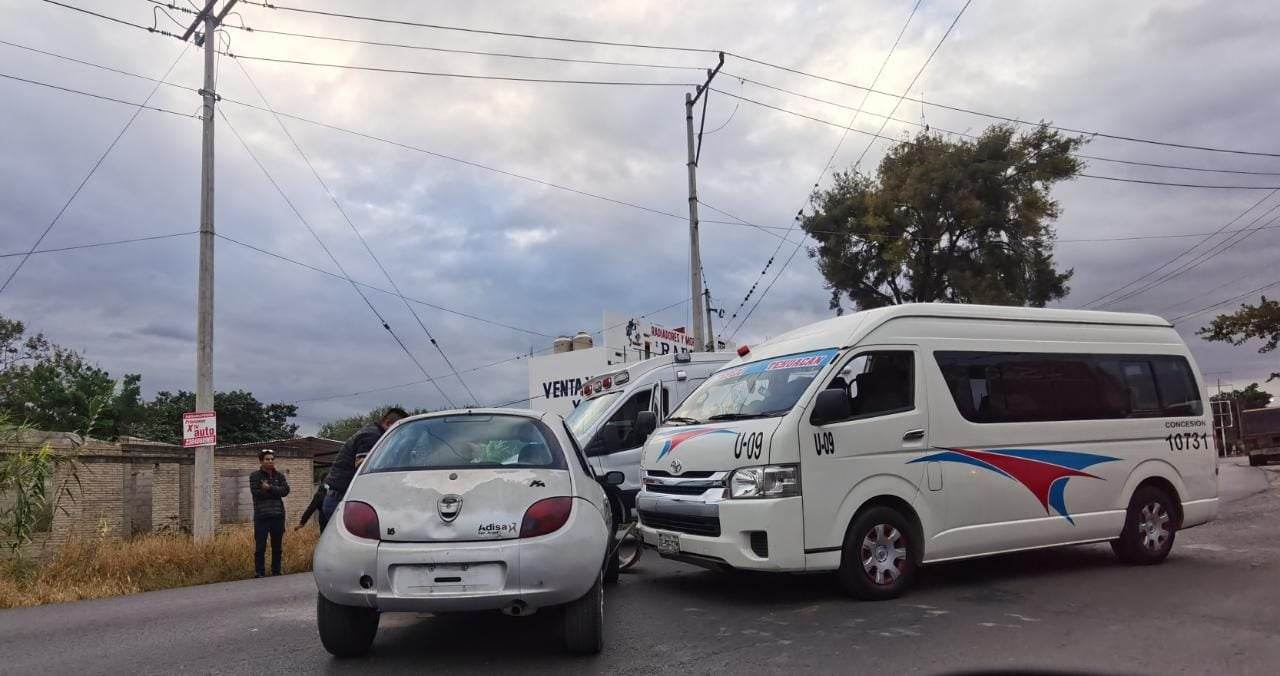 Choque entre colectiva y automóvil deja cuatro heridos en la Y de Chilac
