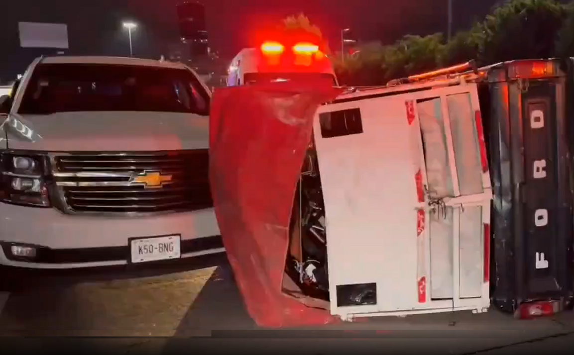 Exceso de velocidad provoca choque y volcadura en la Atlixcáyotl