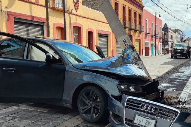 Audi A4 arrasa con poste de la CFE en Puebla: conductor escapa tras el choque