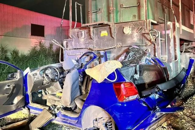 Muere segunda pasajera del auto chocado por tren en Bulevar Hnos Serdán