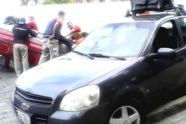 Mujer policía ebria vuelca automóvil en Ciudad Serdán