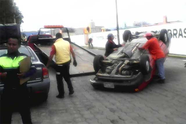 Mujer policía ebria vuelca automóvil en Ciudad Serdán