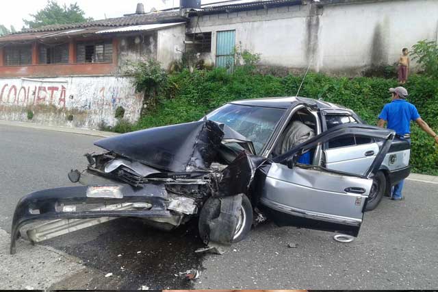 Choca por conducir con exceso de velocidad en Hueytamalco