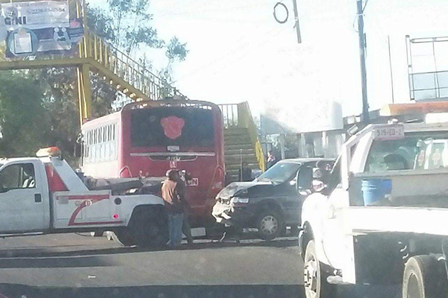 Dos lesionadas en choque múltiple en la federal a Puebla