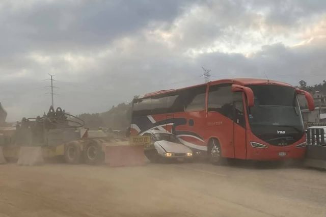 Tráiler provoca carambola en la autopista México-Puebla; cinco vehículos involucrados