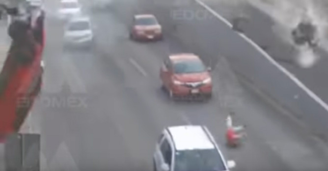VIDEO Auto choca y conductor sale volando sobre Periférico