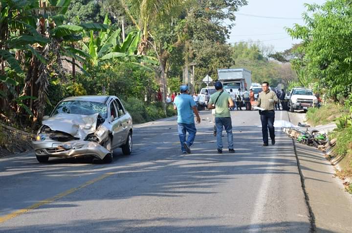 Menor de edad choca de frente con auto y muere en Hueytamalco
