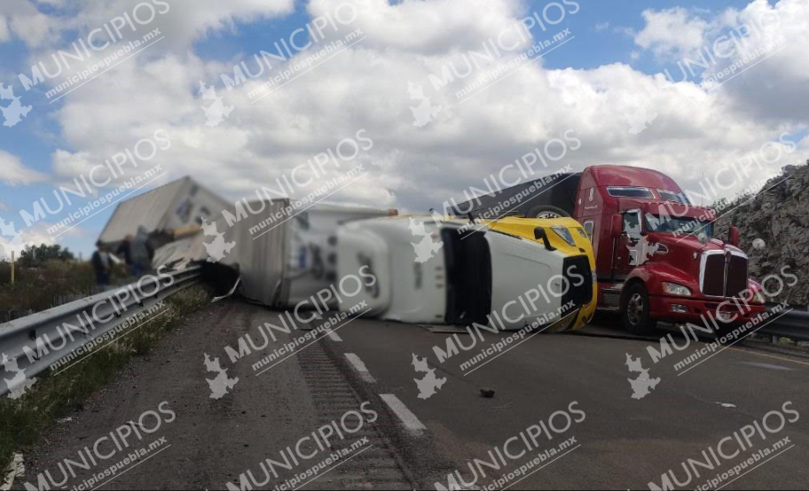 Volcadura de tráiler ocasiona cierre parcial de la autopista Puebla-Orizaba