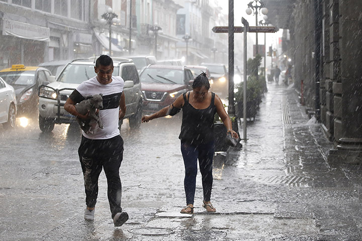 Con frío y fuertes lluvias abre la semana en Puebla