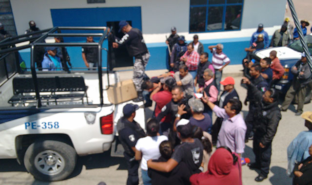 Se arman en Tlalancaleca para enfrentar a ladrones de combustible