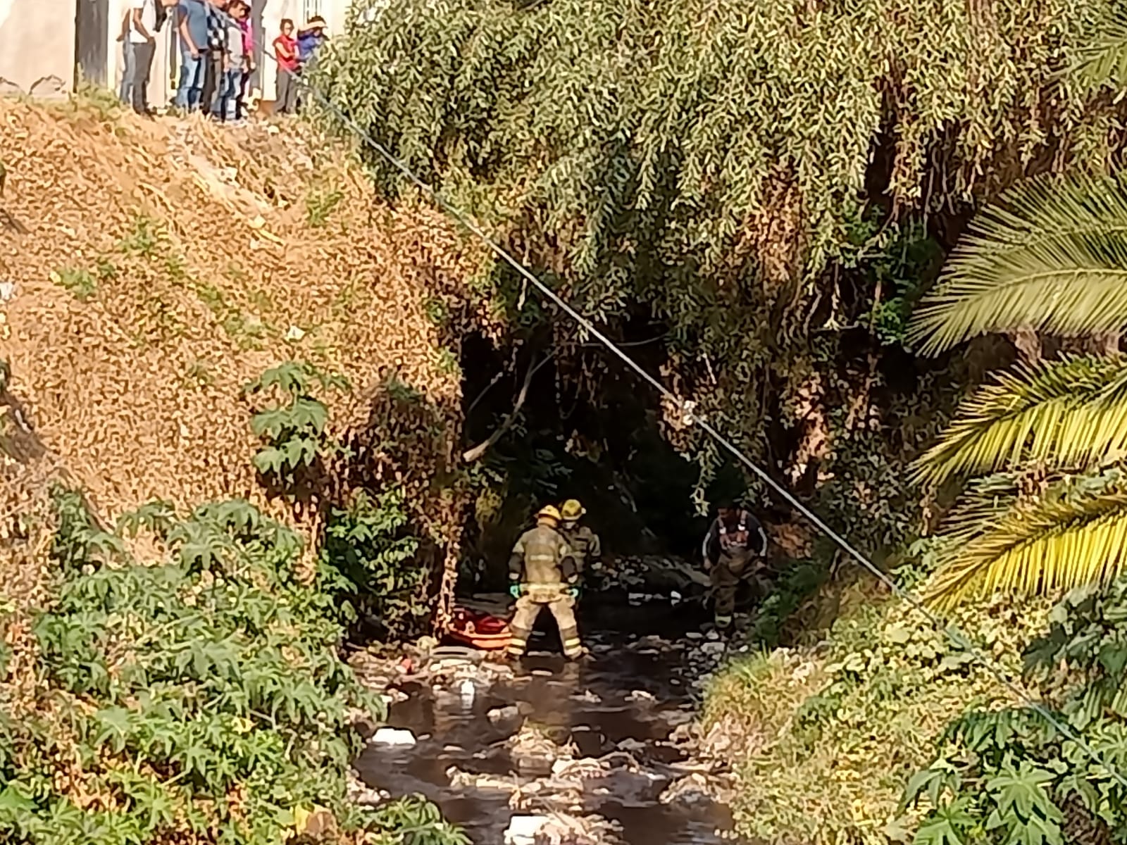 Bomberos rescatan a ciclista que cayó a río en Texmelucan