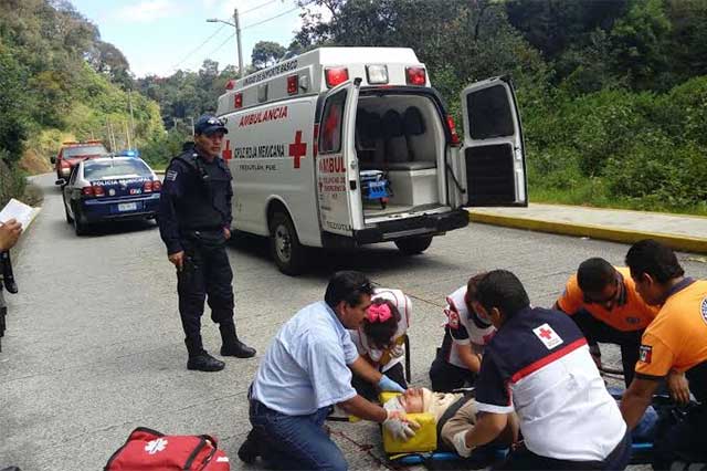 Ciclista resulta herido luego de chocar contra taxi en Atempan