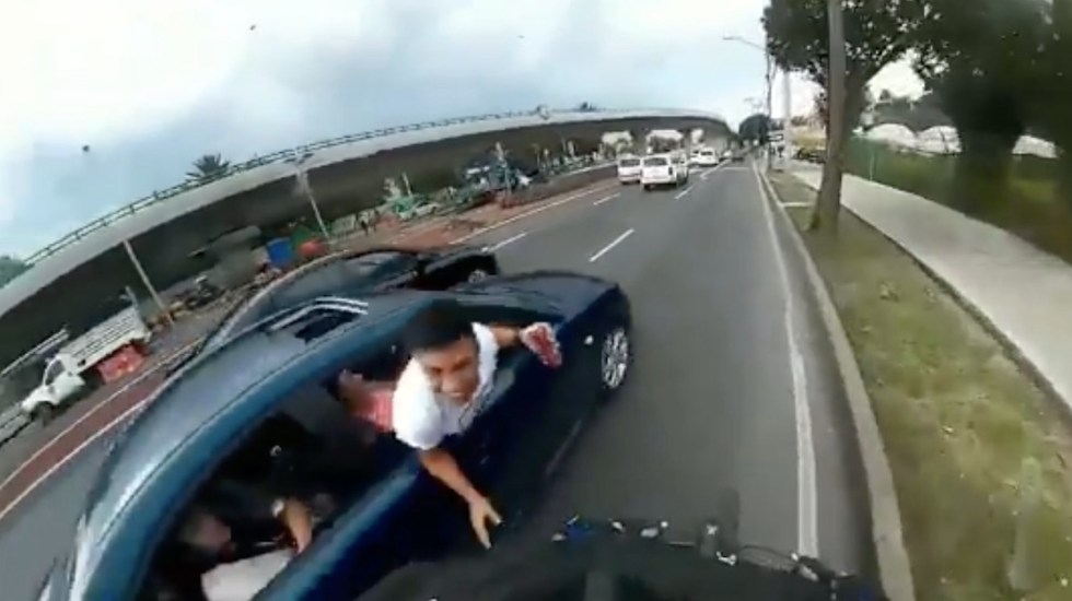VIDEO Sujeto en auto intenta derribar a ciclista en Xochimilco