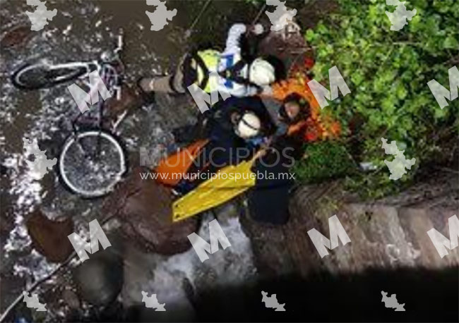 Ciclista cae a barranca de 20 metros y de milagro se salva en Puebla