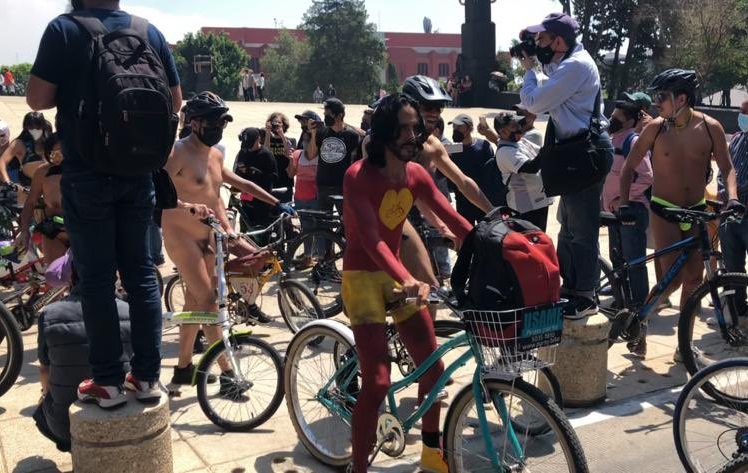 Ciclistas desnudos exigen respeto en CDMX y Guadalajara