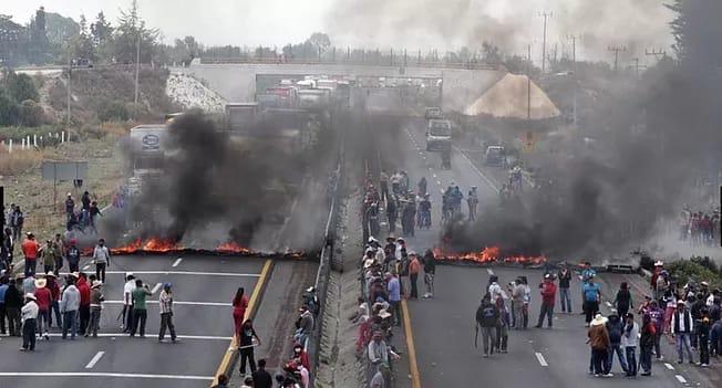 VIDEO Apedrean a edil electo de Quecholac cuando intentó reabrir autopista