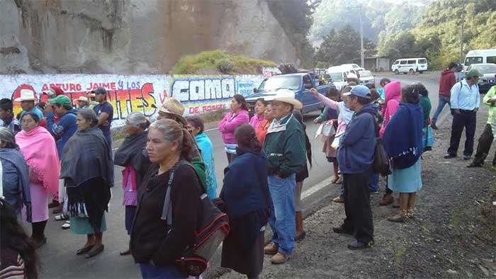 Antorchistas aíslan a Zacapoaxtla y otros 20 municipios