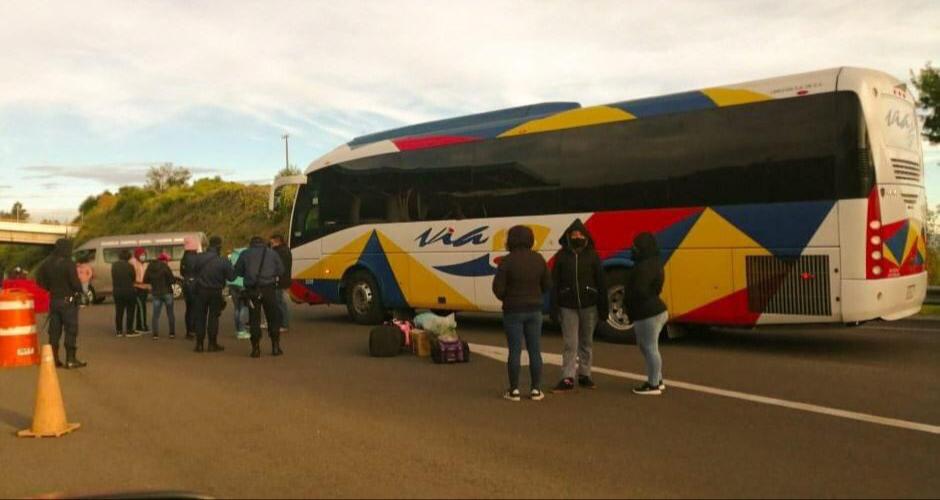 Normalistas toman camiones de pasajeros de la línea VIA en Atempan