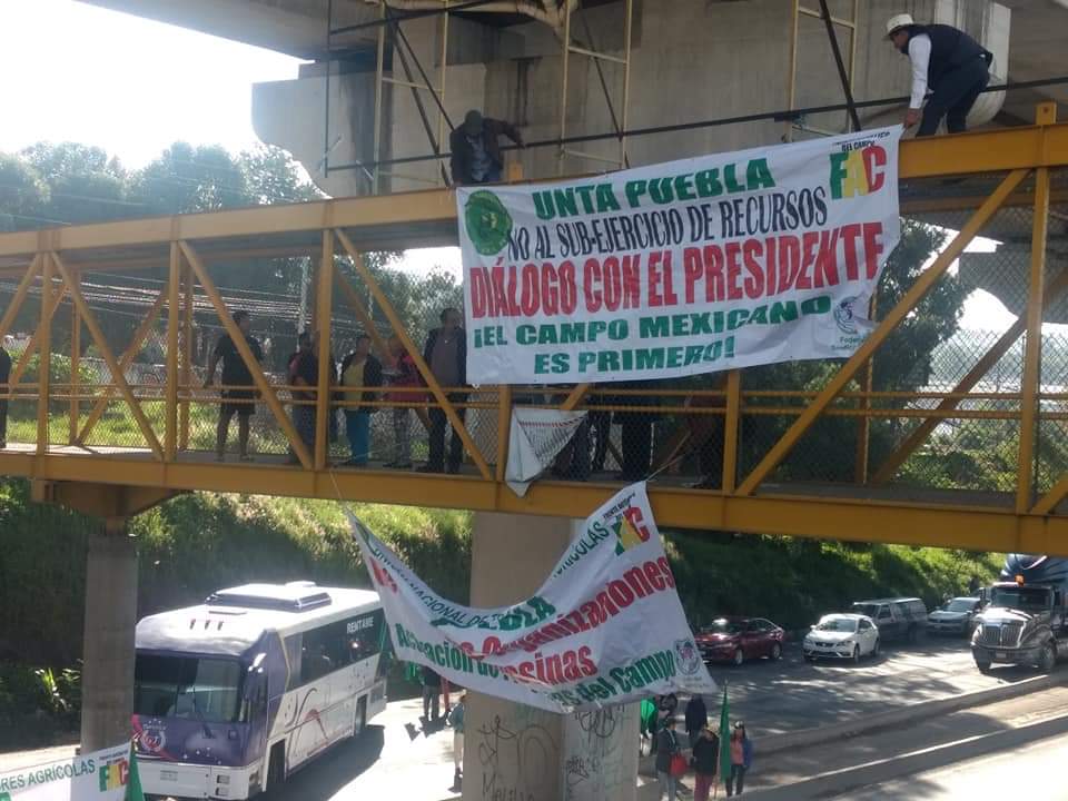 Campesinos bloquean la autopista Puebla-México 
