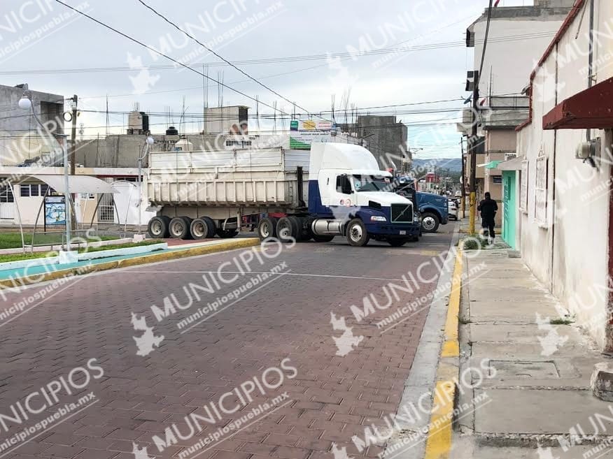 Transportistas bloquean accesos a Tecamachalco