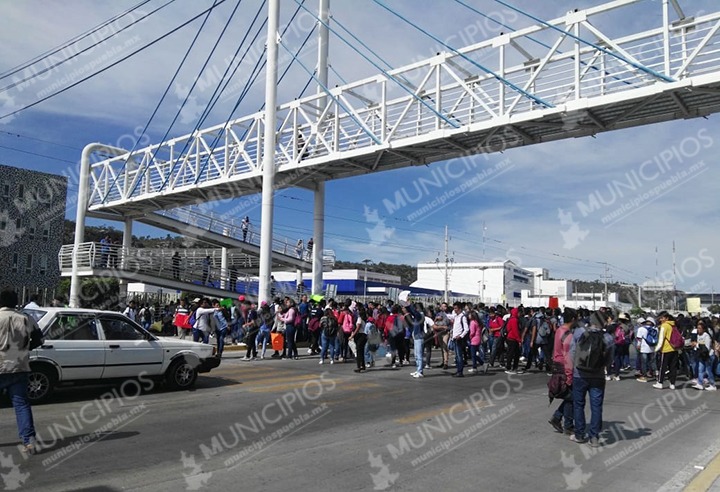 Bloquean universitarios carretera y CIS de Tehuacán