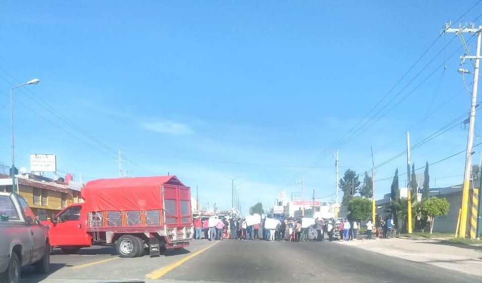 Cierran padres de familia carretera federal Tepeaca-Tecamachalco