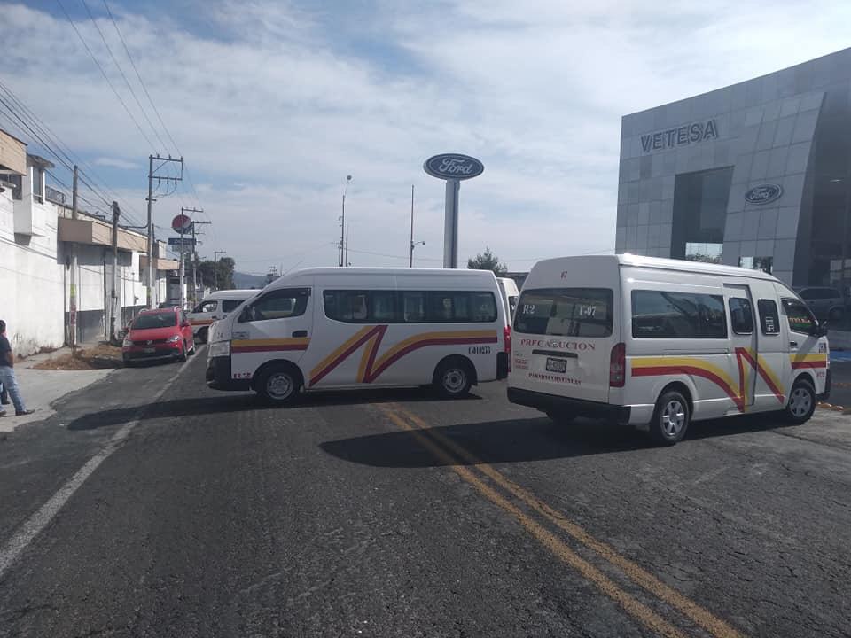 Cierran transportistas la federal a Teziutlán; exigen salida de ruta