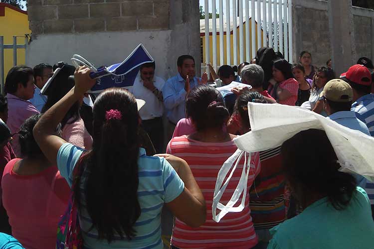Exigen salida de maestros antorchistas en Huaquechula
