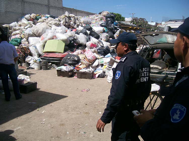 Catean bodega con vehículos robados en Tehuacán