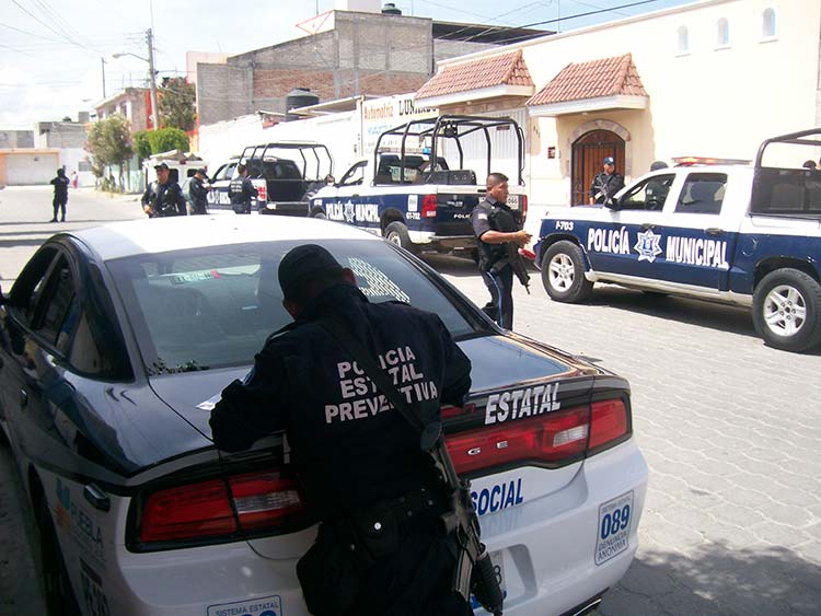 Catean bodega con vehículos robados en Tehuacán