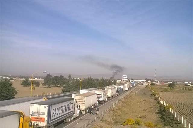 Conflicto de vecinos deja camioneta calcinada en la Puebla-Orizaba