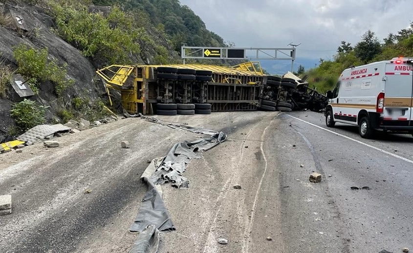 Cierran autopista Puebla-Córdoba por choque y muerte de chofer