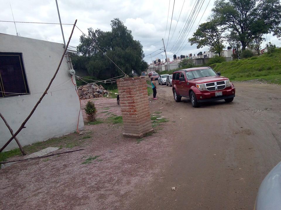 Vecinos de Amozoc piden cuotas a autos para dejarlos pasar