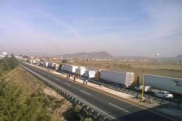 Volcadura de camión cierra la Autopista Puebla Orizaba