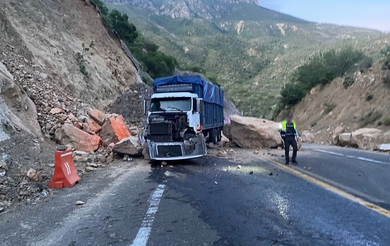 Alerta: cierran la Puebla-Oaxaca por caída de rocas sobre camión