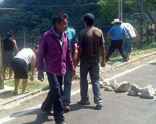 Cierran carretera y exigen justicia por motociclista muerto en Eloxochitlán