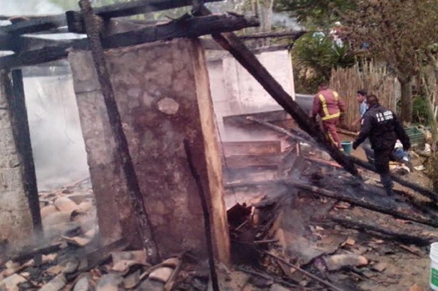 Corto circuito ocasiona incendio en casa de Zacapoaxtla