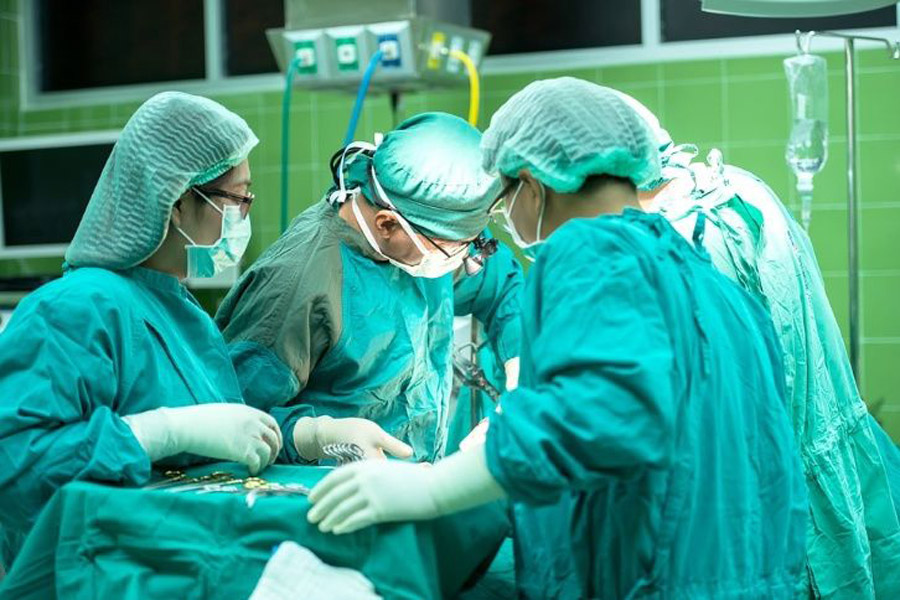 Hombre se opera hernia y resulta un ovario, trompa de Falopio y cuello uterino