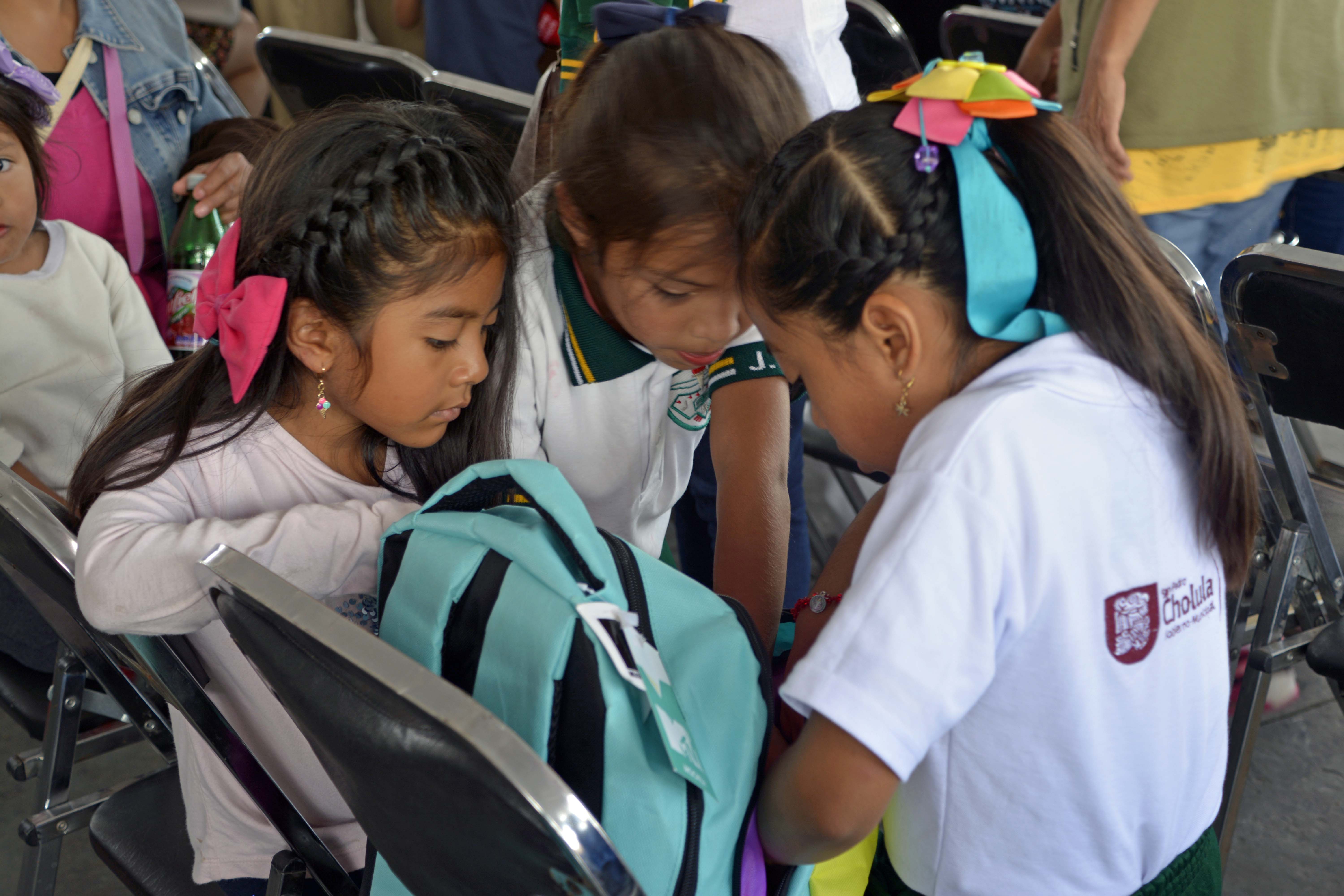 Inicia gobierno de San Pedro Cholula reparto de útiles y mochilas 