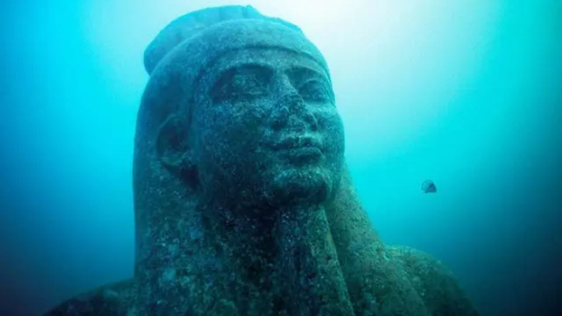 Hallan restos en Egipto de una ciudad milenaria sumergida frente a Alejandría  