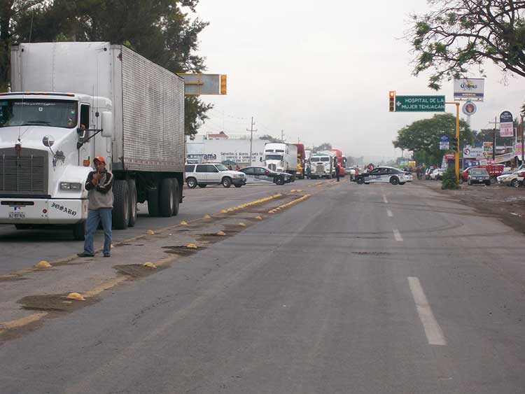 Tensa calma en Tehuacán por bloqueo de la Puebla-Veracruz