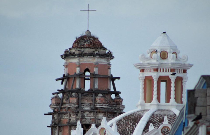 A punto de colapsar, torre de la iglesia de Santa Clara en Atlixco
