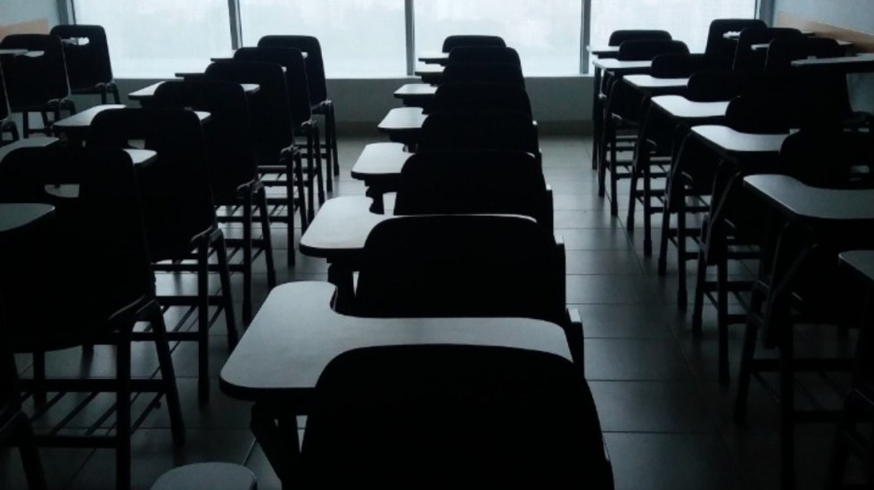 Maestra se quita cubrebocas en clase y contagia Covid a sus alumnos