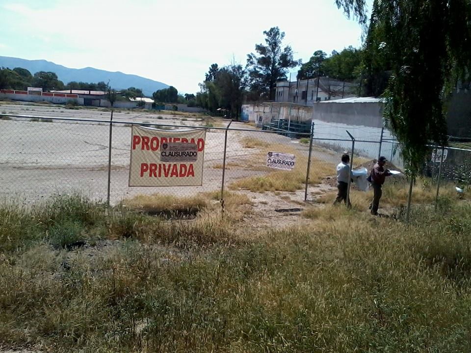Particular escarbaba pozo en campo de futbol de Tehuacán