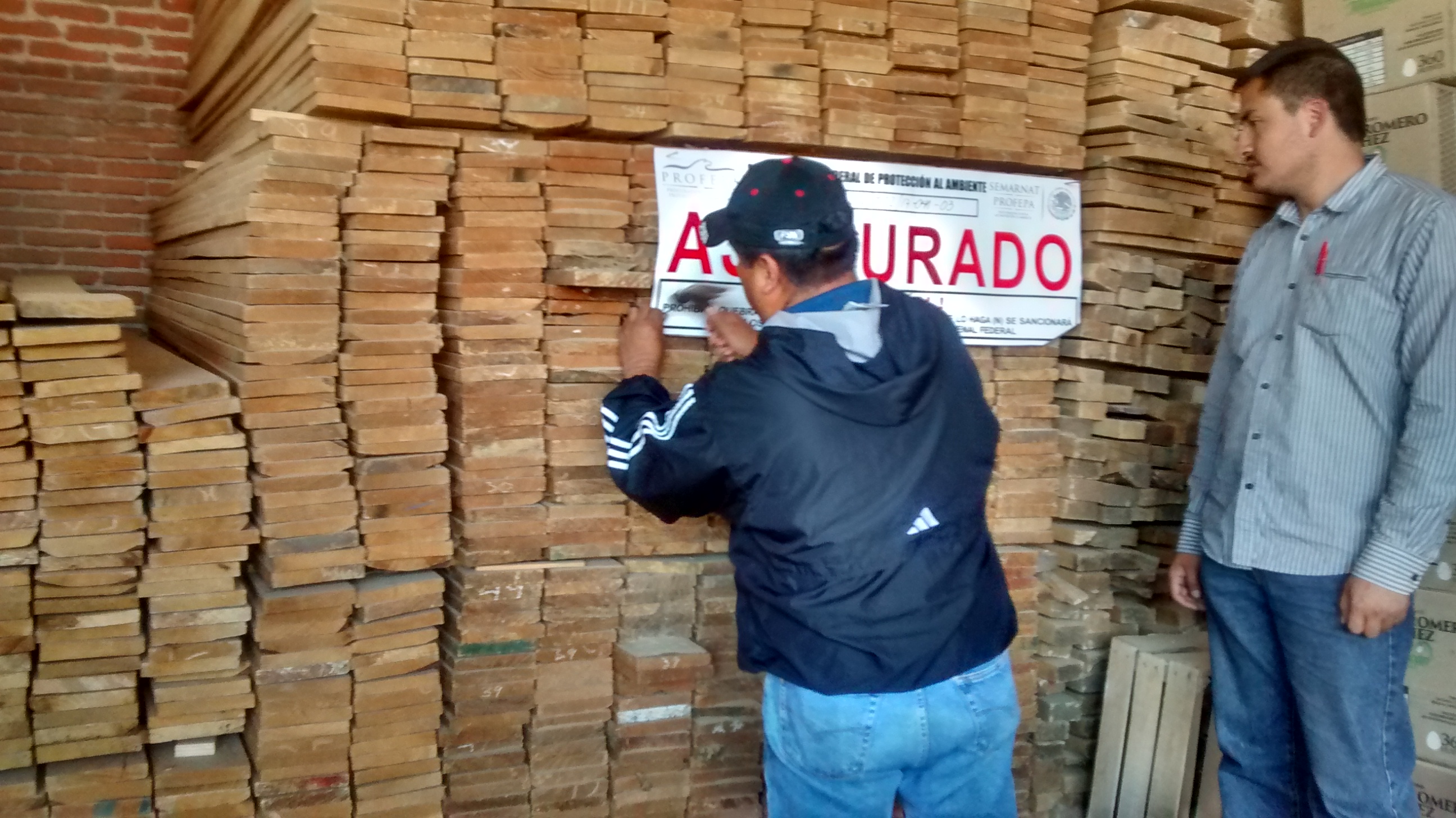 Clausuran maderería y aseguran sus piezas en Cuautlancingo
