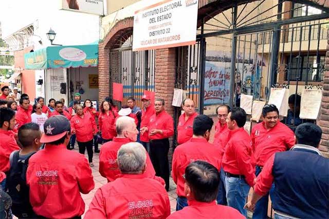 Priistas clausuran simbólicamente oficinas del IEE en Izúcar de Matamoros