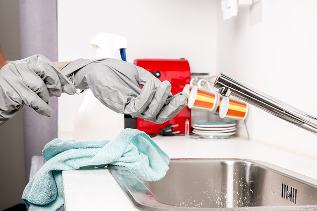 Mujer combinó productos de limpieza para limpiar su baño y murió
